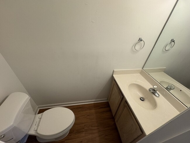 Building Photo - AVAILABLE NOW! 3 Bed 3 Story Town Home!