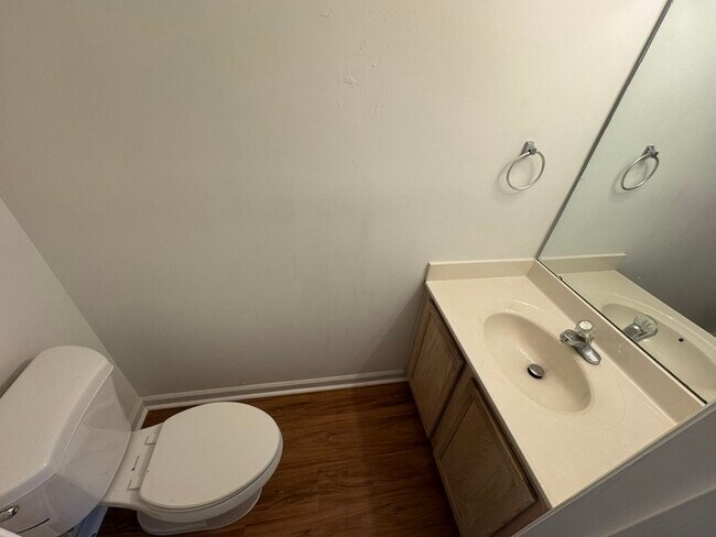 Foto del edificio - AVAILABLE NOW! 3 Bed 3 Story Town Home!