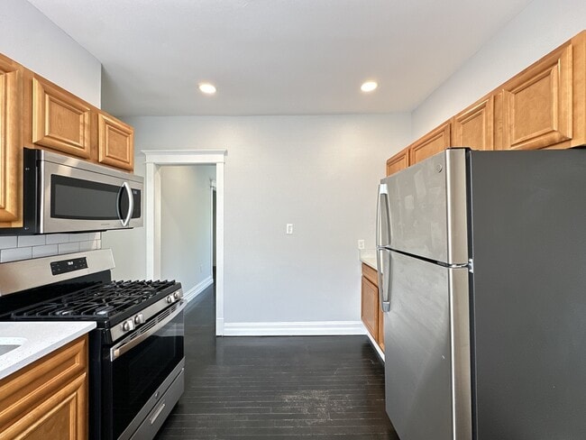 Building Photo - 2552 N Kildare Ave