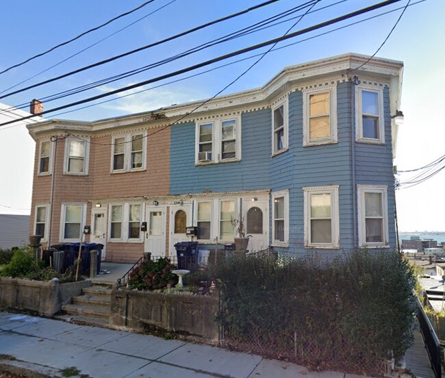 Building Photo - 122 Gladstone St