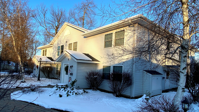 Building Photo - 8 Glen Dr