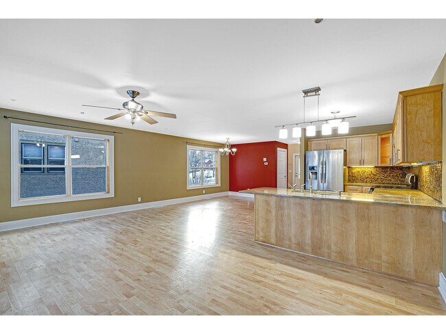 Building Photo - 310 6th St W