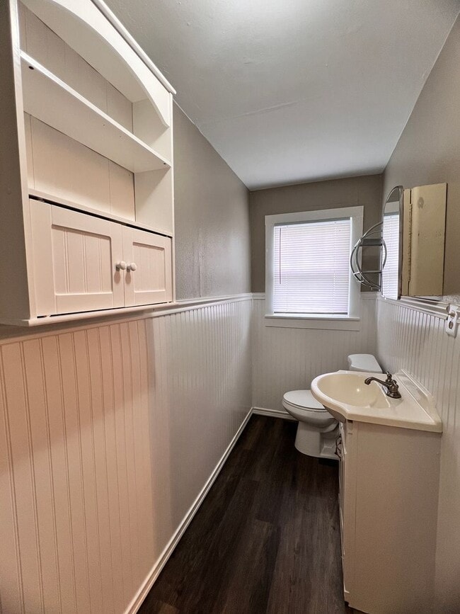 Building Photo - 2 Bedroom 1 Bath
