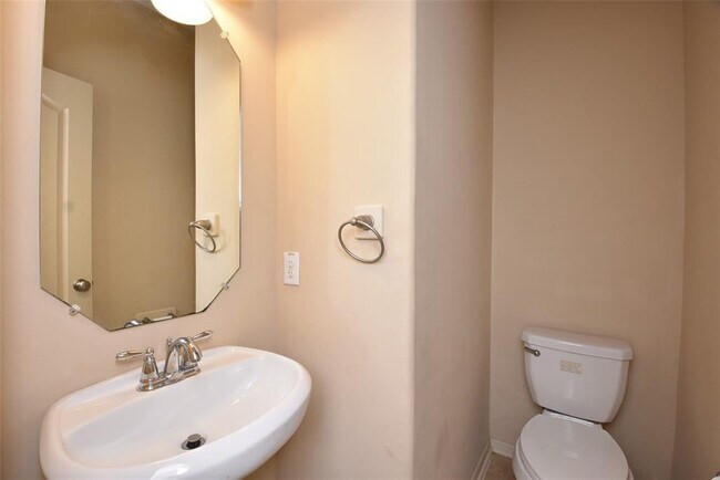 Building Photo - 2513 Crestmoon Ct