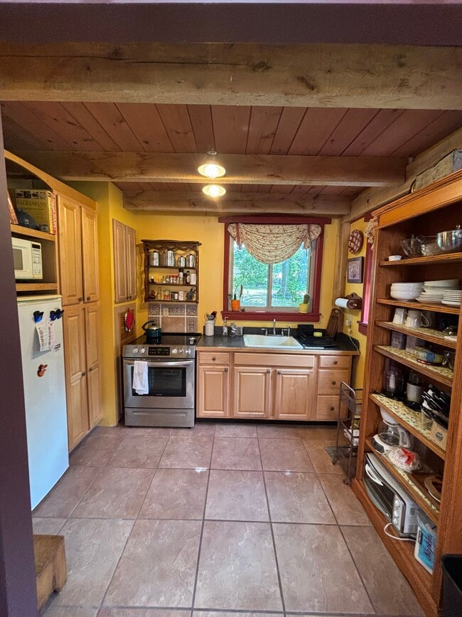 Kitchen - 4045 Caribon St