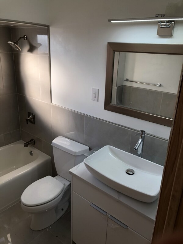 Building Photo - 3316 W 79th St