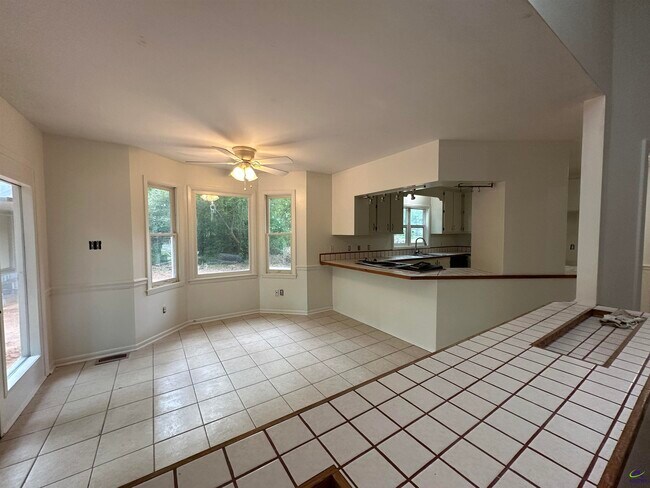 Foto del edificio - 124 Glen Oaks Rd