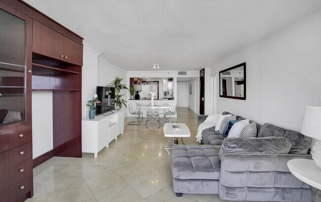 Foto del edificio - 1717 N Bayshore Dr