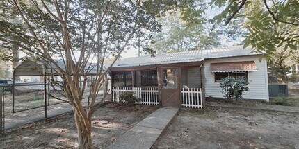 Building Photo - 1110 Pinecrest Ave NW