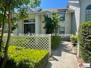 Building Photo - 987 E Foxhill Dr