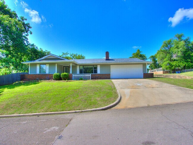 Foto del edificio - 3 Bedroom 1 Bath Home w/ 2 car garage in Shawnee