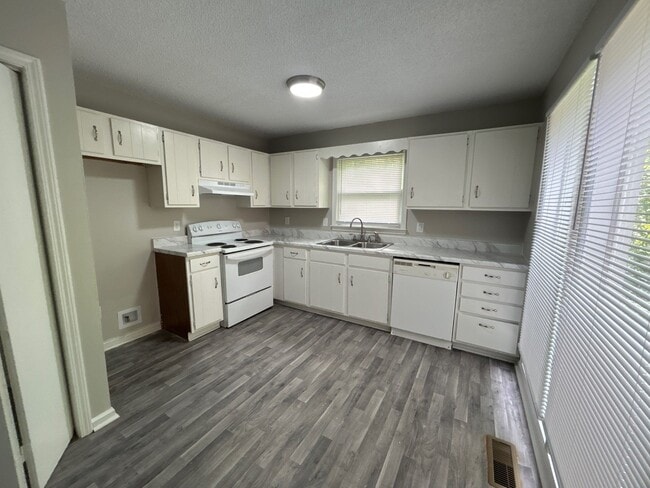 Building Photo - 45 Woodmont Dr