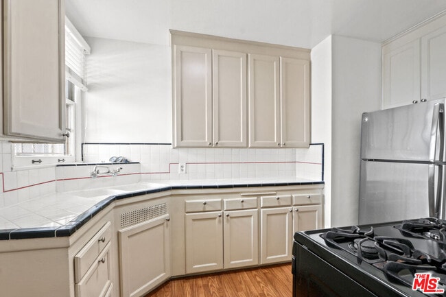 Building Photo - 1525 S Beverly Dr