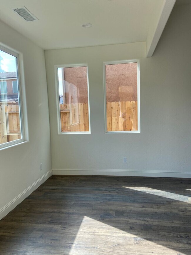 Foto del edificio - 4 Bedroom home located in Northside Visalia! Available Soon!