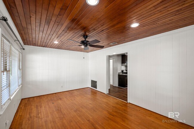 Building Photo - 109 Nichols Ave