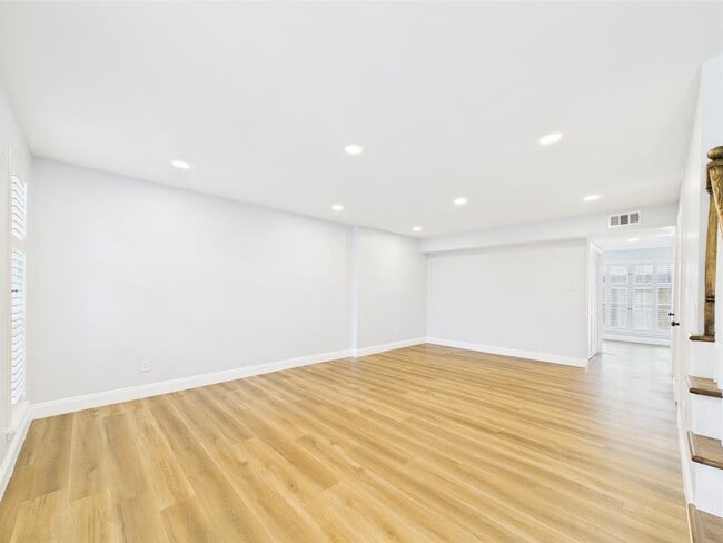 Building Photo - 10380 Briar Forest Dr