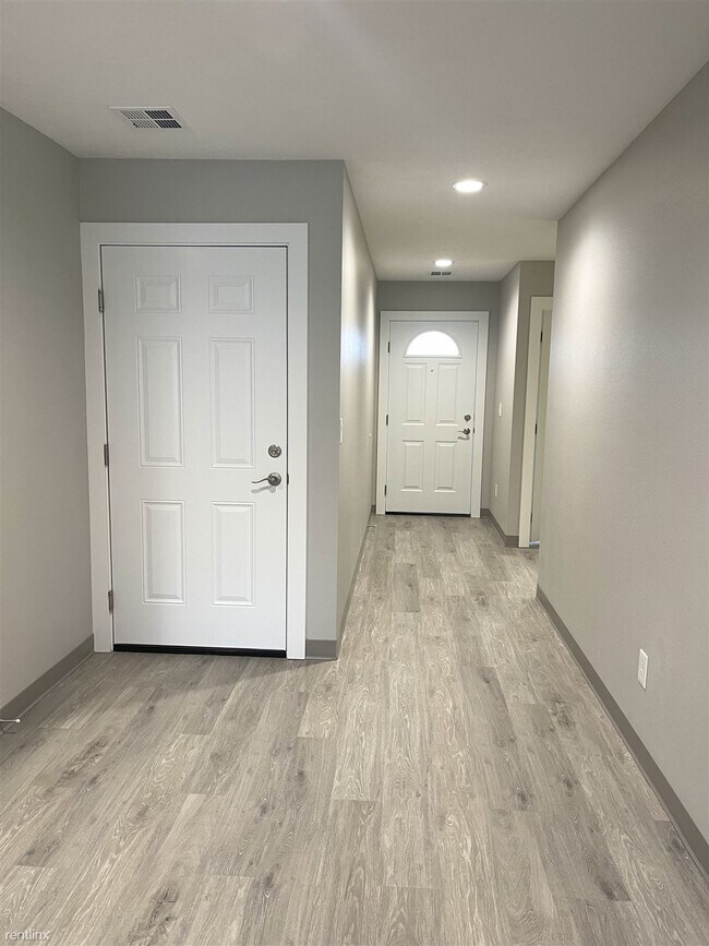 Building Photo - 3 br, 2 bath Duplex - 1222 North Coach Drive