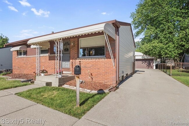 Building Photo - 5048 Glenis St