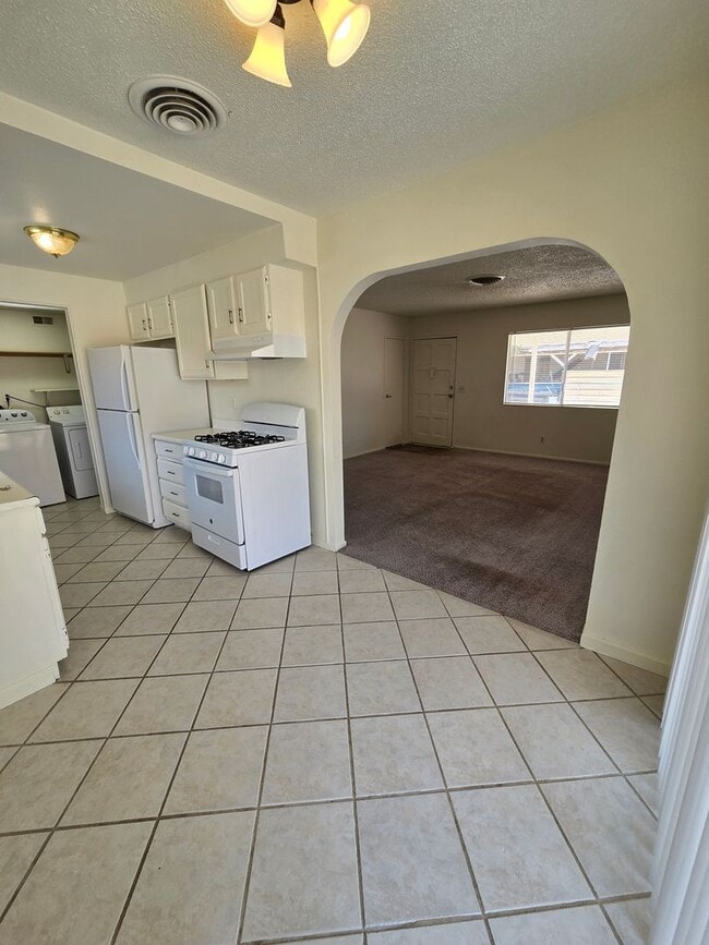 Building Photo - A Very Nice and Clean 3 Bedroom Single Sto...