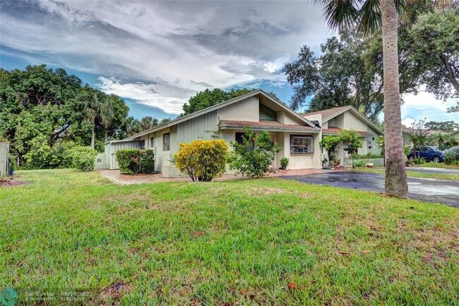 Building Photo - 4331 Palm Forest Dr N