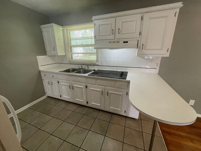 Building Photo - 3 Bedroom and 2 Bathroom  in Kansas City!