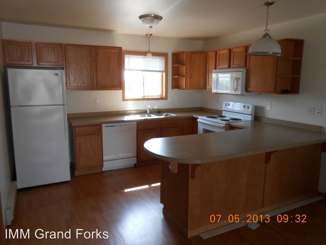 Primary Photo - 1609-1610 Spruce Dr NE