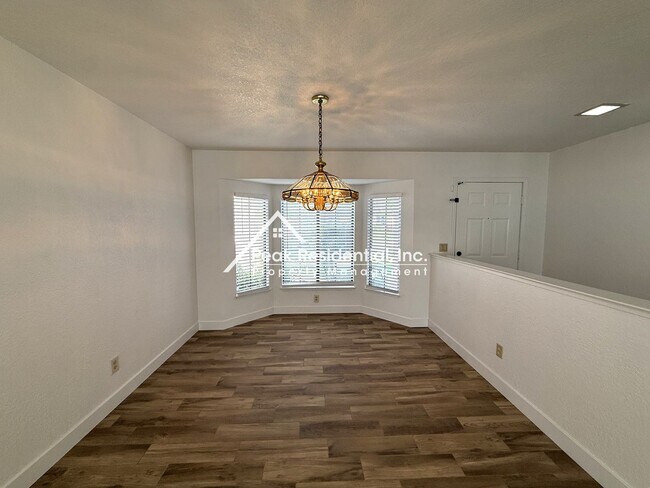 Foto del edificio - Wonderful Orangevale 4bd/2ba Home with 2 Car Garage!