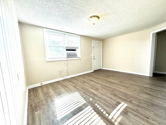 Foto del edificio - 152 S John Sims Pkwy
