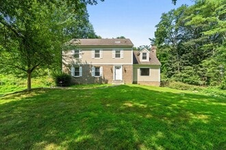 Building Photo - 215 Oak Ave