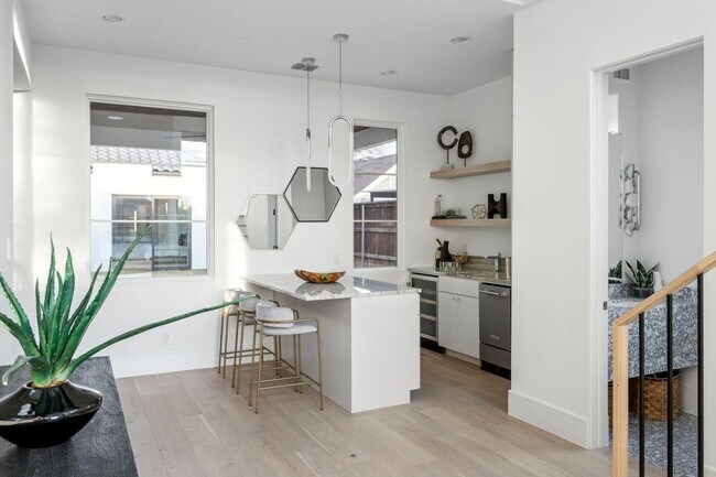 Foto del edificio - 7526 Kenwell St