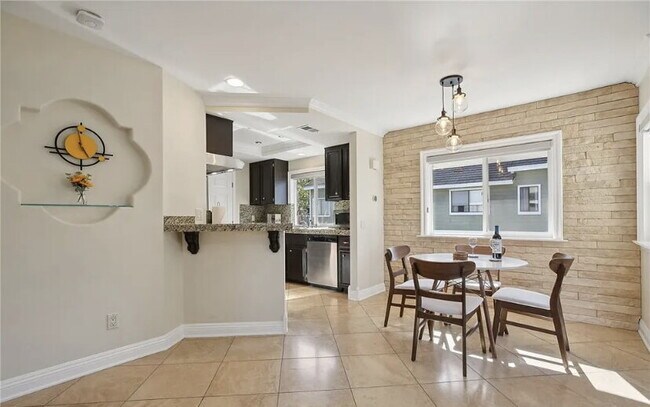 Foto del edificio - Nestled within the highly sought-after Hea...