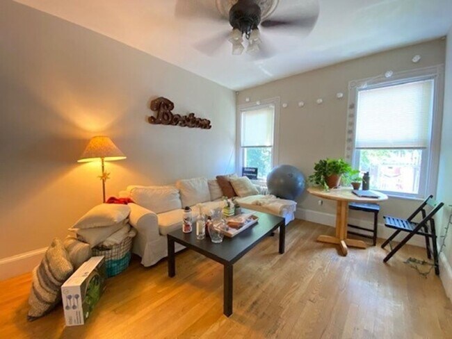 Foto del edificio - Large 4 bed in Mission Hill