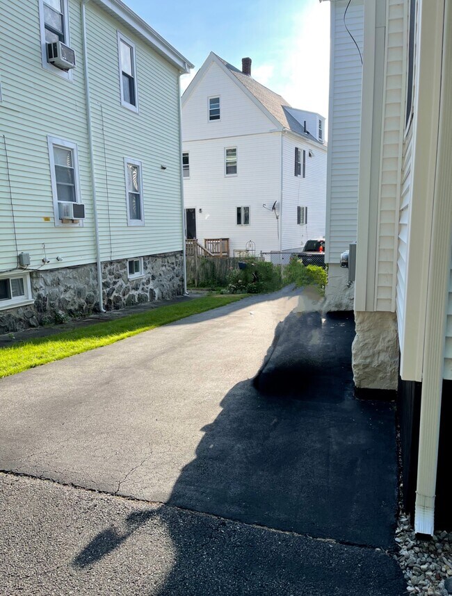 Building Photo - 44 Howie St