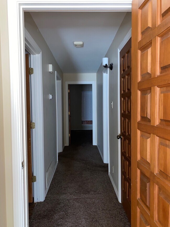 Building Photo - 721 W Dengar Ave