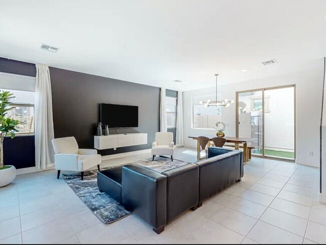 Building Photo - HUGE NEW CONSTRUCTION, 4 BED W/LOFT, POOL ...