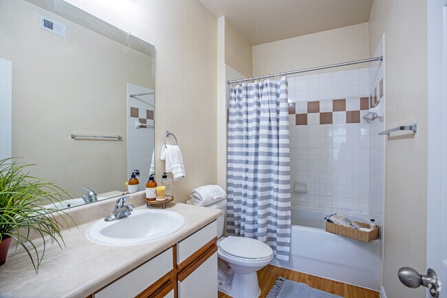 3BR, 2BR - 1215SF - Cypress Creek at River Bend Apartment Homes