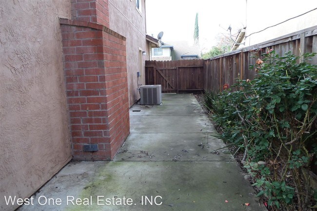 Building Photo - 800 Kings Canyon Ct