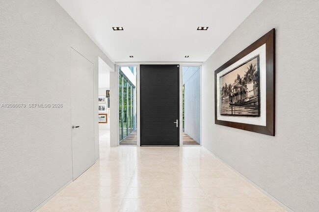 Building Photo - 1011 W 48th St
