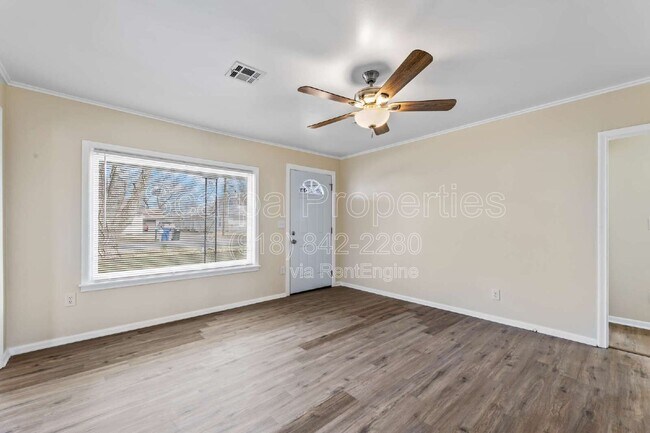 Foto del edificio - 921 W Midway St
