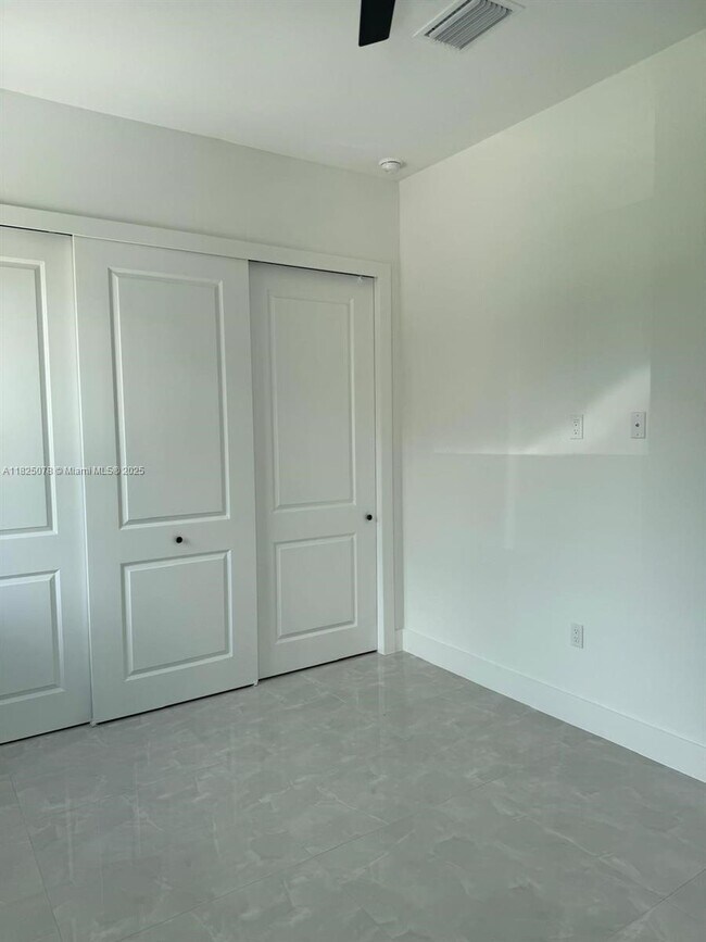 Foto del edificio - 2807 Leeland Heights Blvd