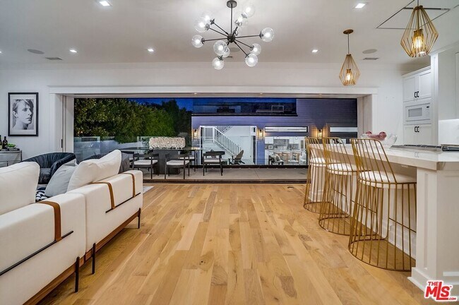 Foto del edificio - 1524 N Sierra Bonita Ave