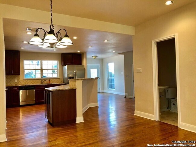Foto del edificio - 3 Bedroom/3 Bath Alamo Heights Subdivision