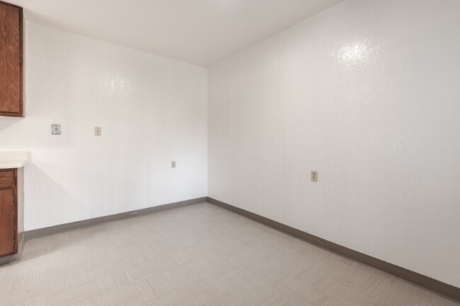 Building Photo - 727 Bartlett Ave