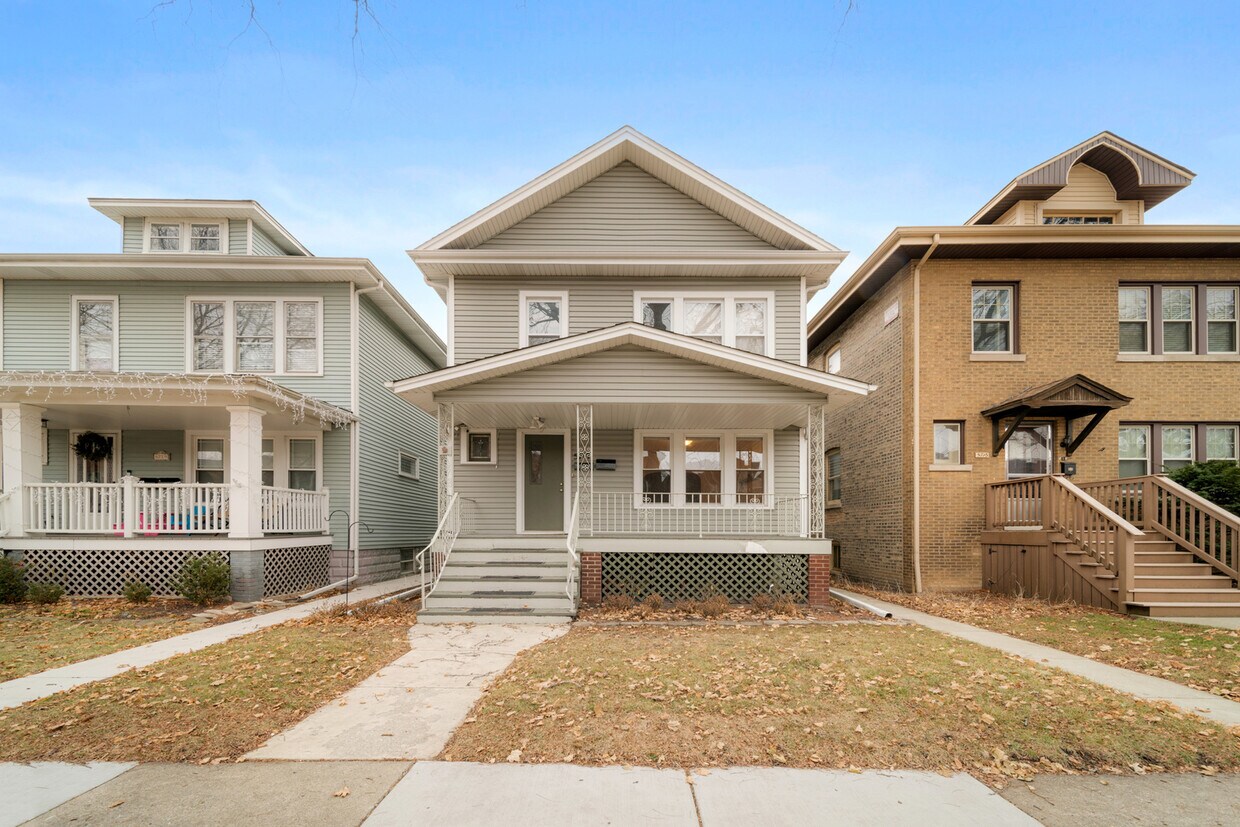 Primary Photo - 5717 N McVicker Ave