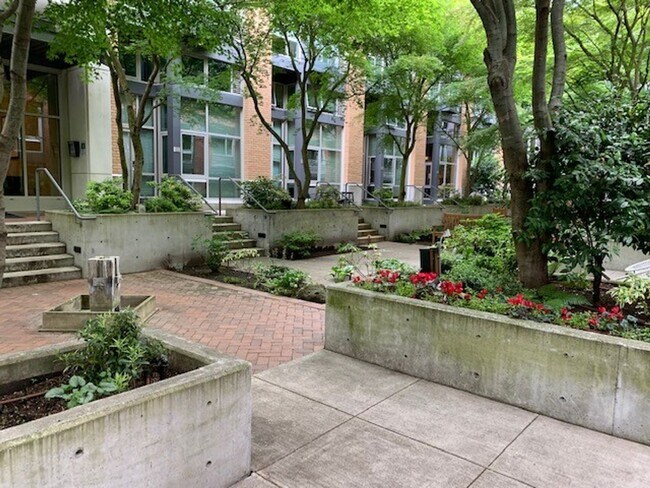 Building Photo - Loft at BRIX on Broadway