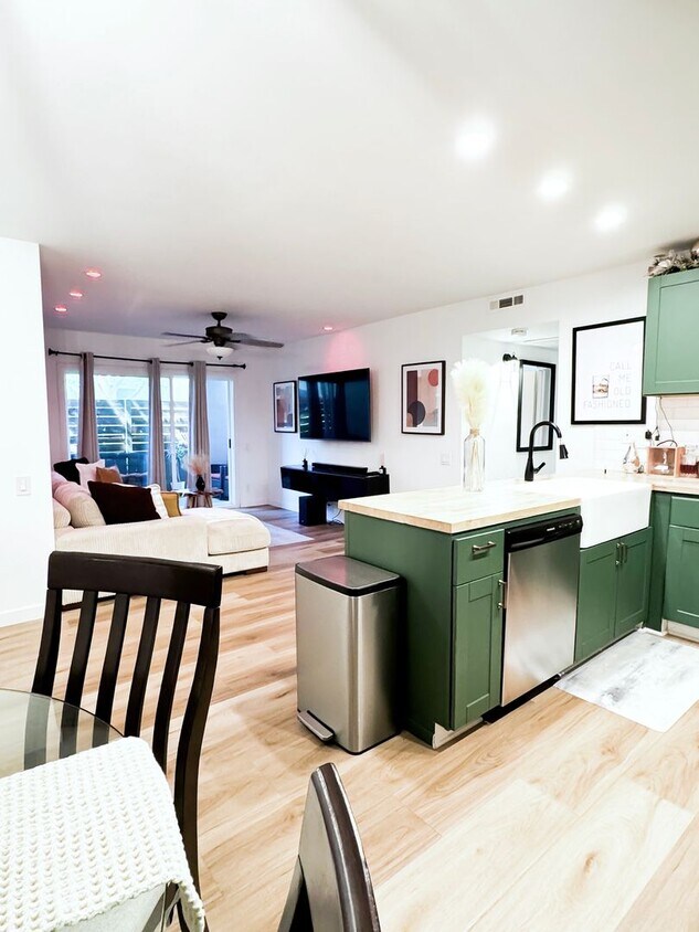 Foto principal - Charming Lake Forest Condo Ready for You! ...