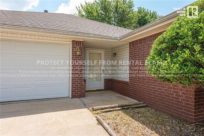 Building Photo - 1210 S Jasmine Ln