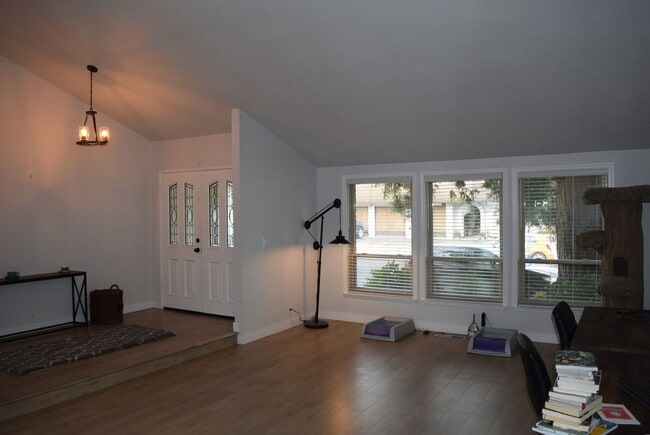 Building Photo - 1717 Oakview Dr