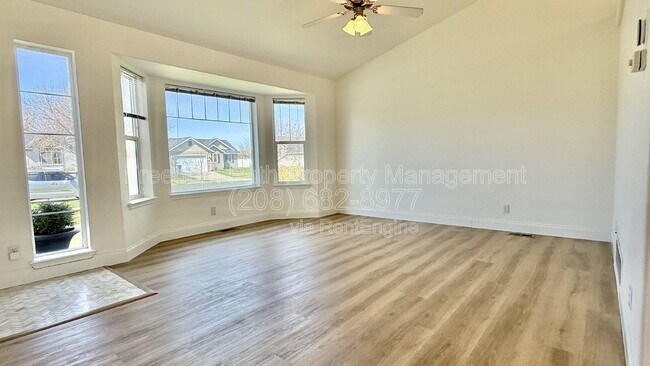 Foto del edificio - 8061 N Ainsworth Dr