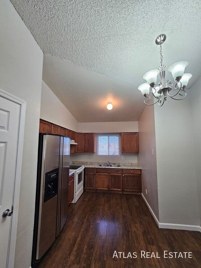 Building Photo - 306 E Vine Cir
